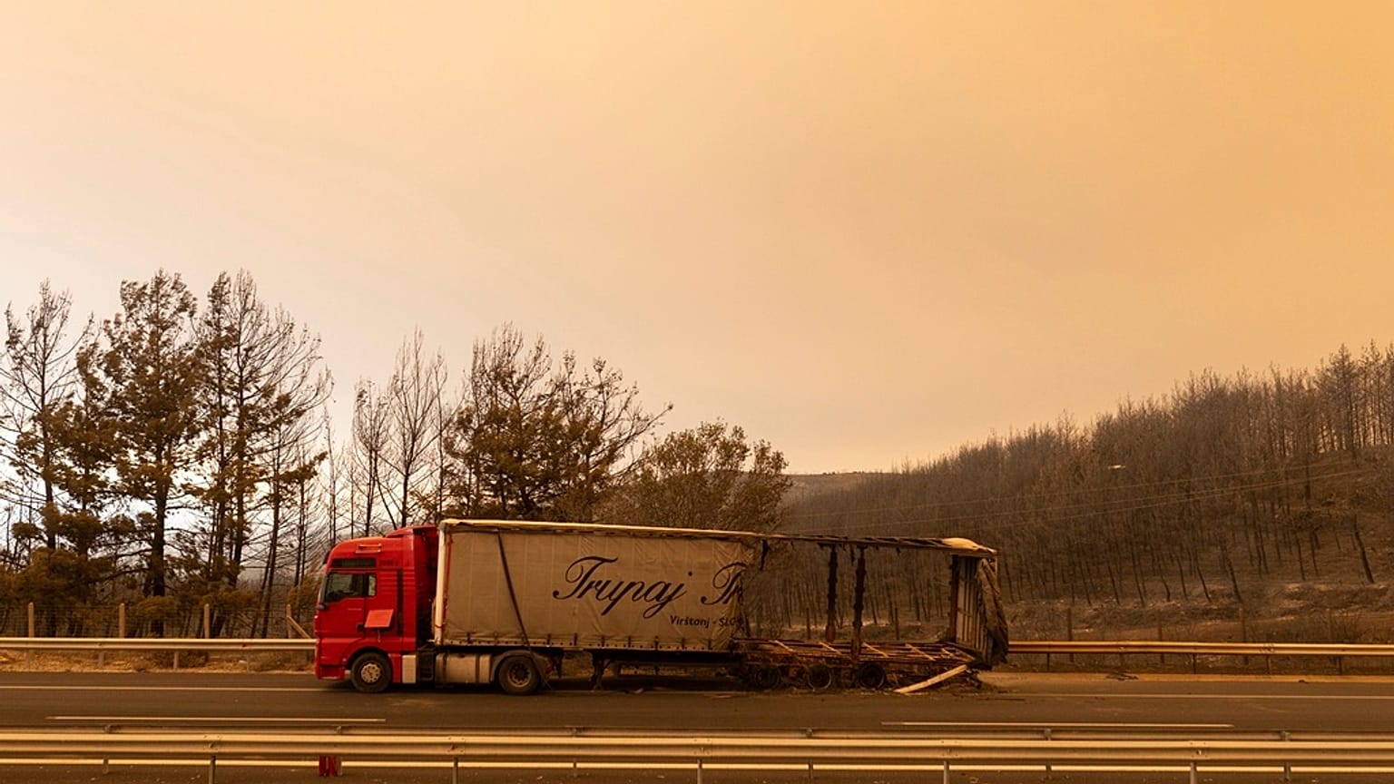 Καμμένο φορτηγό από τις πυρκαγιές στον Έβρο