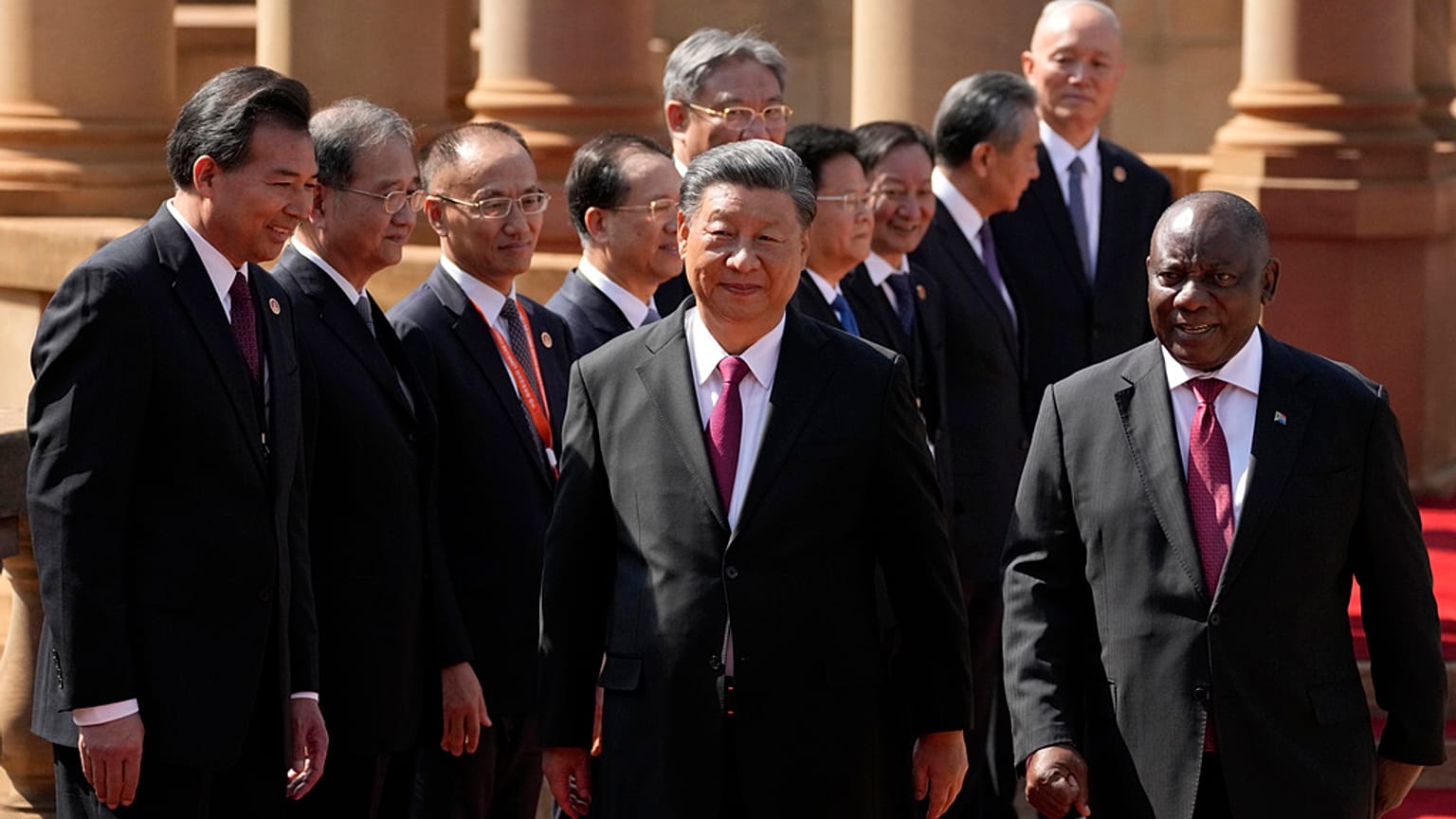 Güney Afrika'ya gelen Çin Devlet Başkanı Şi Cinping, ev sahibi ülkenin Devlet Başkanı Cyril Ramaphosa tarafından karşılandı