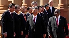 Güney Afrika'ya gelen Çin Devlet Başkanı Şi Cinping, ev sahibi ülkenin Devlet Başkanı Cyril Ramaphosa tarafından karşılandı