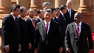 Güney Afrika'ya gelen Çin Devlet Başkanı Şi Cinping, ev sahibi ülkenin Devlet Başkanı Cyril Ramaphosa tarafından karşılandı