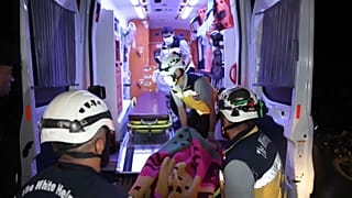 Des Casques blancs en intervention dans la nuit de mardi à mercredi à l'ouest d'Idlib après des frappes des forces russes.