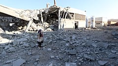 Девочка стоит среди обломков на месте российского авиаудара по водонасосной станции, провинция Идлиб, Сирия, 23 августа 2023 года.