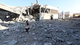 Девочка стоит среди обломков на месте российского авиаудара по водонасосной станции, провинция Идлиб, Сирия, 23 августа 2023 года.