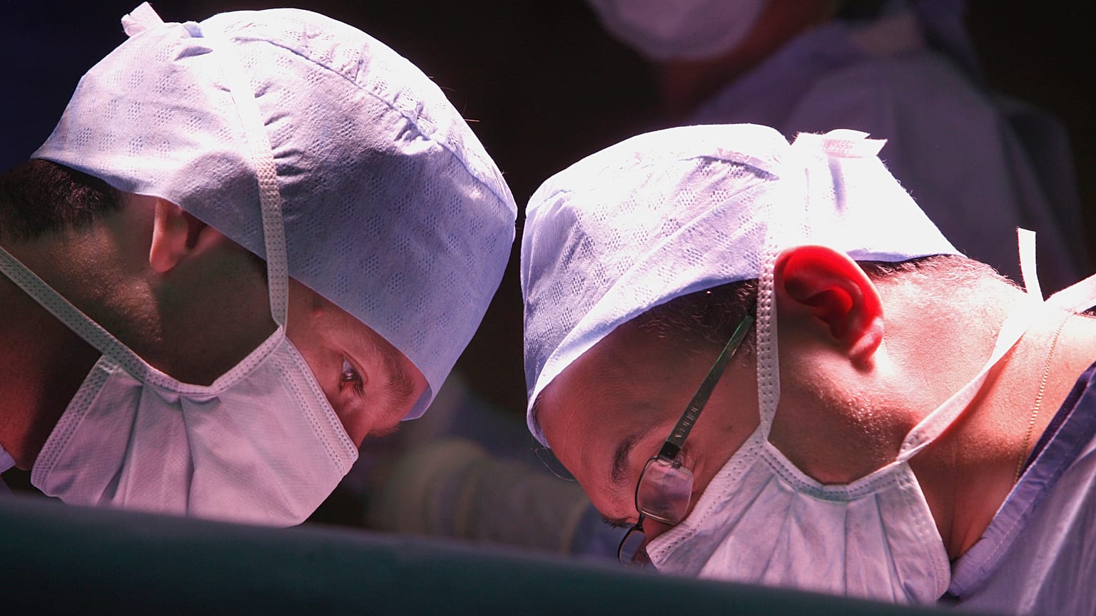 Doctos performing surgery, 2015.