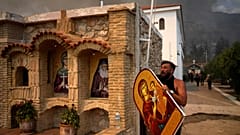Ein Mann in Acharnes bei Athen versucht eine Ikone aus einem Kloster in Sicherheit zu bringen am 234. August 2023