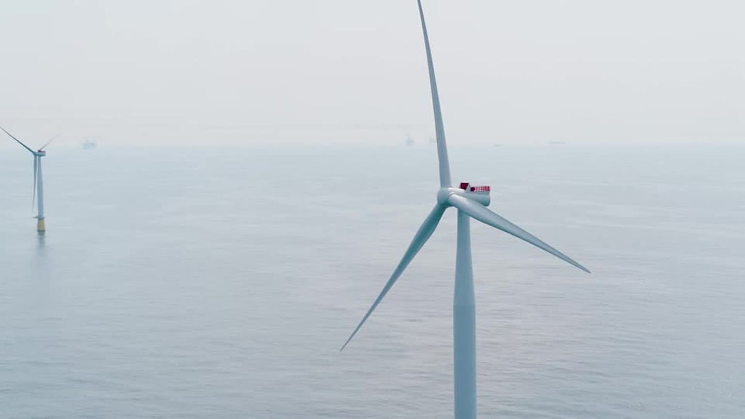Windräder im Meer (Symbolbild)