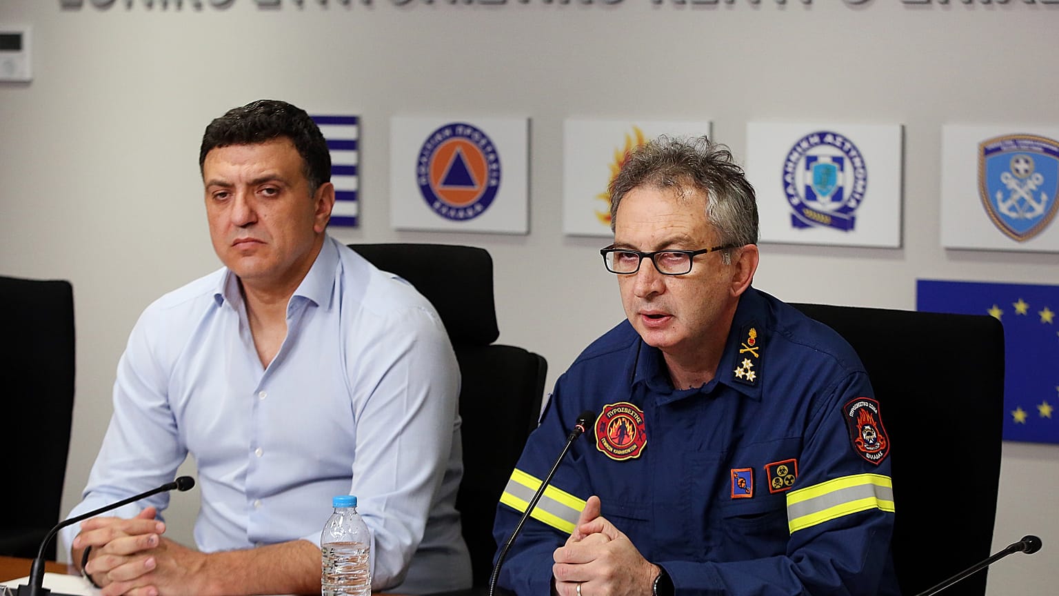 Ο υπουργός Κλιματικής Κρίσης και Πολιτικής Προστασίας και ο Αρχηγός της Πυροσβεστικής 
