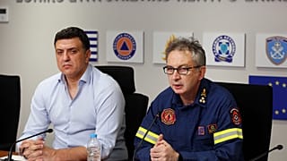 Ο υπουργός Κλιματικής Κρίσης και Πολιτικής Προστασίας και ο Αρχηγός της Πυροσβεστικής 