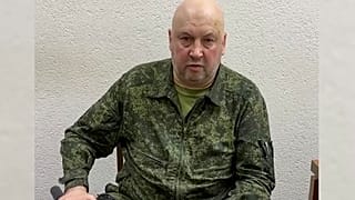 في هذه الصورة المنشورة من قبل الخدمة الصحفية لوزارة الدفاع الروسية يوم السبت 24 يونيو 2023، يسجل القائد العسكري الروسي الأعلى في أوكرانيا، الجنرال سيرجي سوروفيكين، مناشدته للت