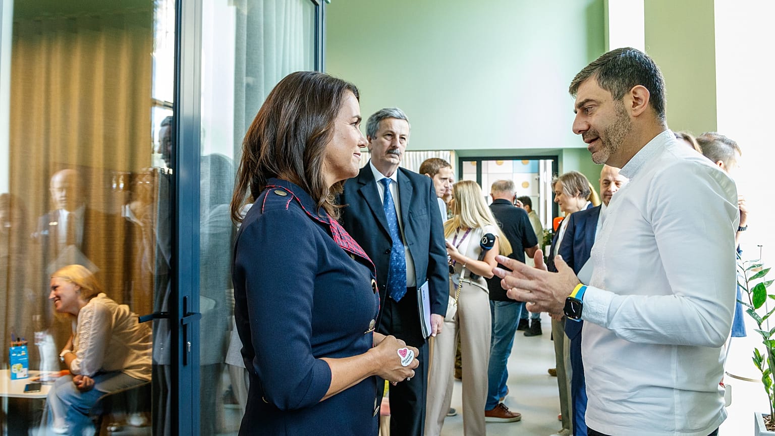 Novák Katalin köztársasági elnök Dmitro Lubineccel, az ukrán parlament emberi jogi biztosával beszélget az ukrán Gyermekjogi Központban, Kijevben 2023. augusztus 23-án.