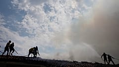 Brandbekämpfung auf dem Dach: Ist das Kloster noch zu retten? 