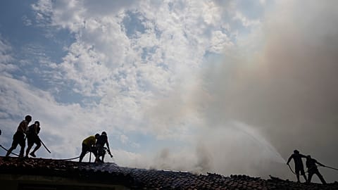 Brandbekämpfung auf dem Dach: Ist das Kloster noch zu retten? 