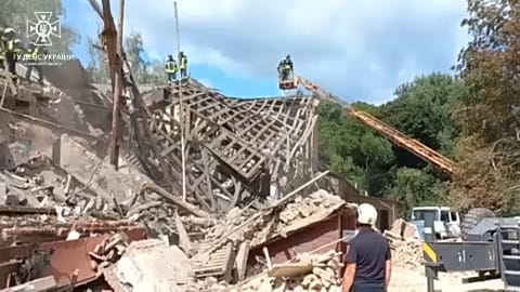 Спасатели разбирают завалы после удара
