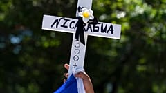 Manifestantes alzan una cruz con la palabra Nicaragua