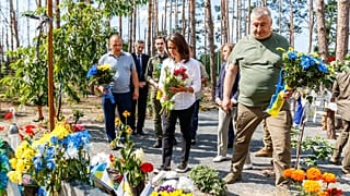 Novák Katalin köztársasági elnök virágot helyez el ukrán katonák sírjainál a Kijev megyei Moscsunban