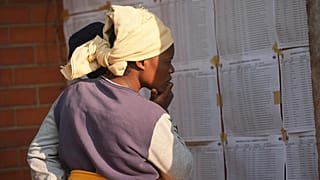 Au Zimbabwe, les élections prolongées d'une journée  