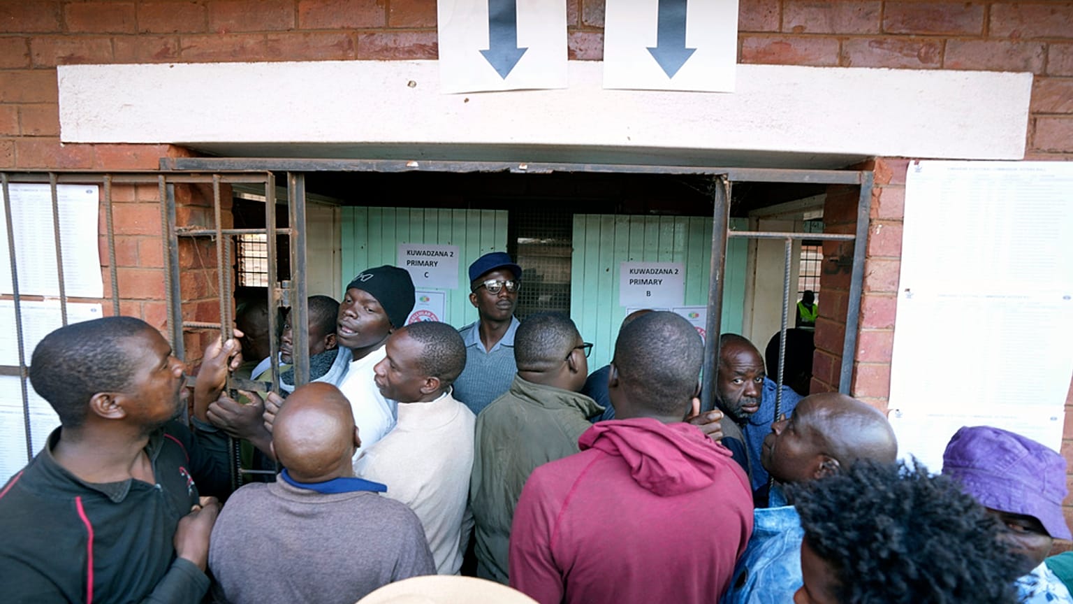 Code in un seggio in Zimbabwe