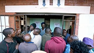 Code in un seggio in Zimbabwe