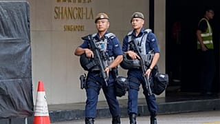 عناصر من شرطة سنغافورة يقومون بدورية بالقرب من مدخل فندق شانغريلا، مكان انعقاد الدورة العشرين لحوار شانغريلا للمعهد الدولي للدراسات الاستراتيجية (IISS).