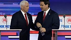 Mike Pence e Ron DeSantis, no intervalo do debate das primárias republicanas