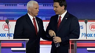 Les candidats de la primaire républicaine Mike Pence et Ron DeSantis lors du premier débat télévisé, à Milwaukee, dans le Wisconsin, le 23 août 2023