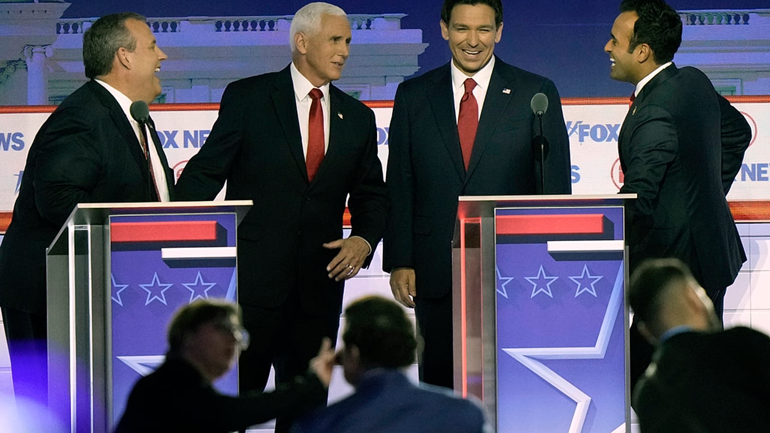 Vier republikanische Bewerber für die Kandidatur bei der nächsten US-Präsidentenwahl auf dem Podium in Milwaukee