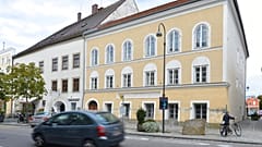 Eξωτερική άποψη του σπιτιού όπου γεννήθηκε ο Αδόλφος Χίτλερ,  στο Braunau am Inn, Αυστρία