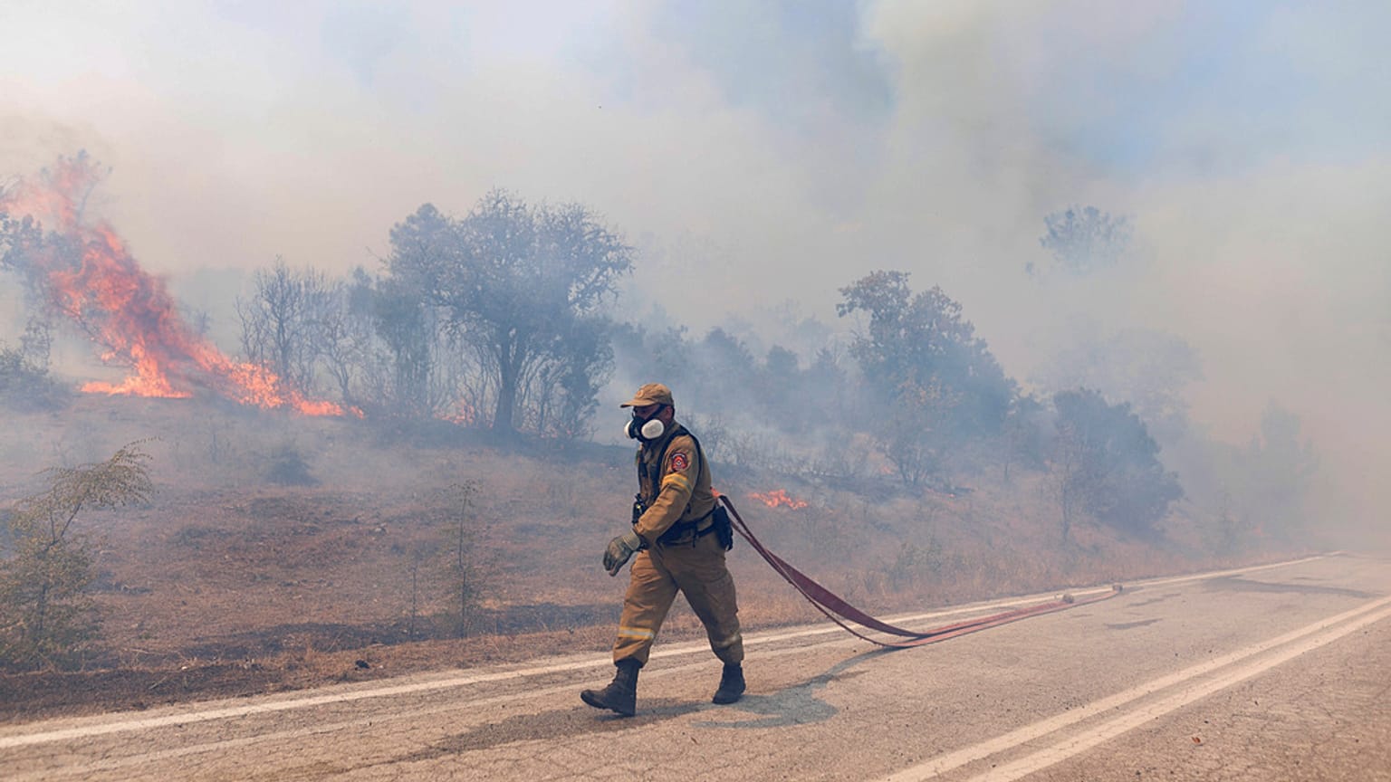Πυροσβέστης επιχειρεί στην πυρκαγιά στον Έβρο