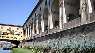 Un grafiti pintado con espray marca siete pilastras del Corridoio Vasariano en Florencia, centro de Italia, miércoles 23 de agosto de 2023.