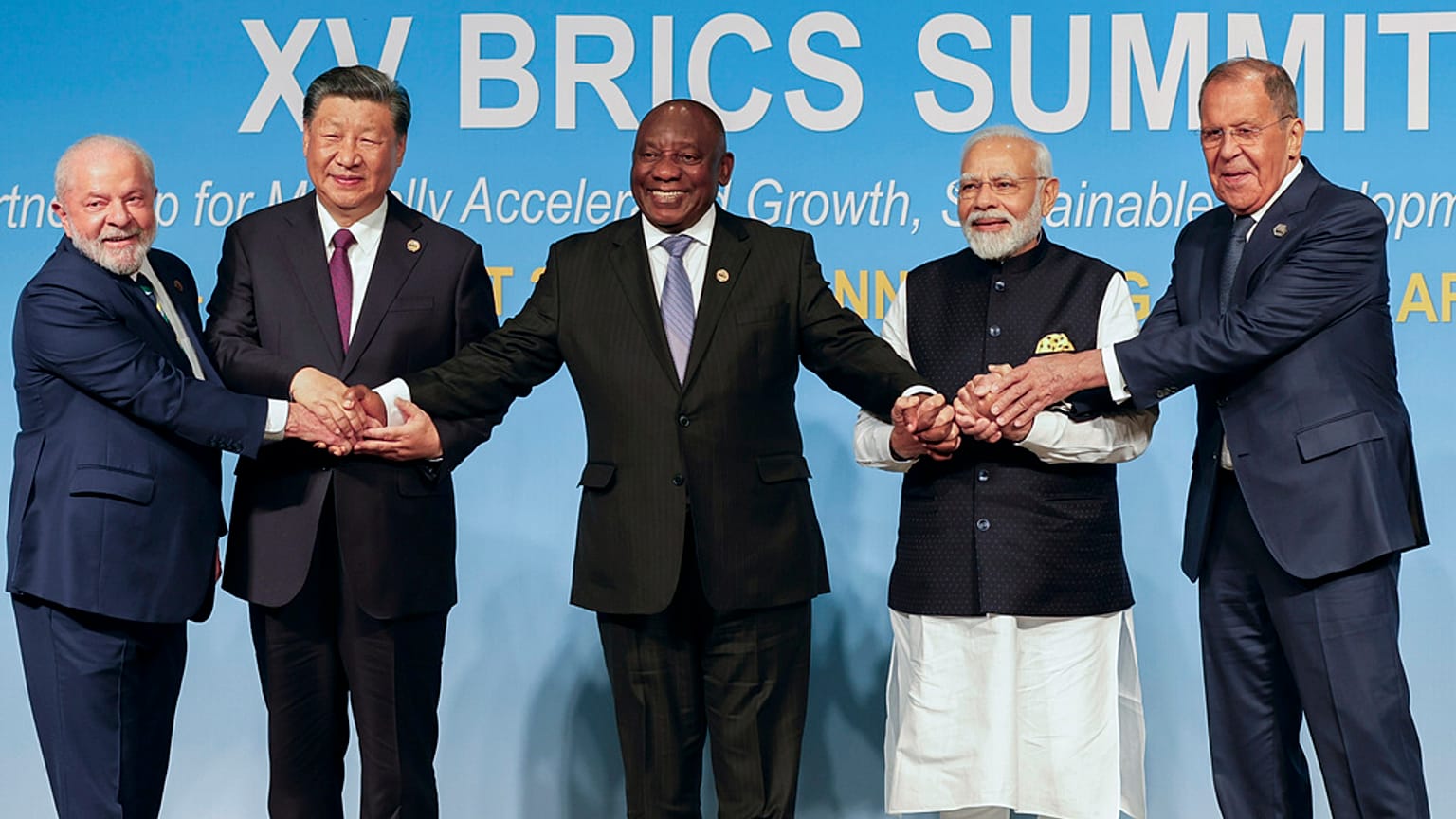 Soldan sağa Brezilya, Çin, Güney Afrika ve Hindistan liderleri ile Rusya Dışişleri Bakanı 