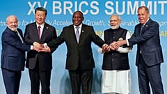 Soldan sağa Brezilya, Çin, Güney Afrika ve Hindistan liderleri ile Rusya Dışişleri Bakanı 