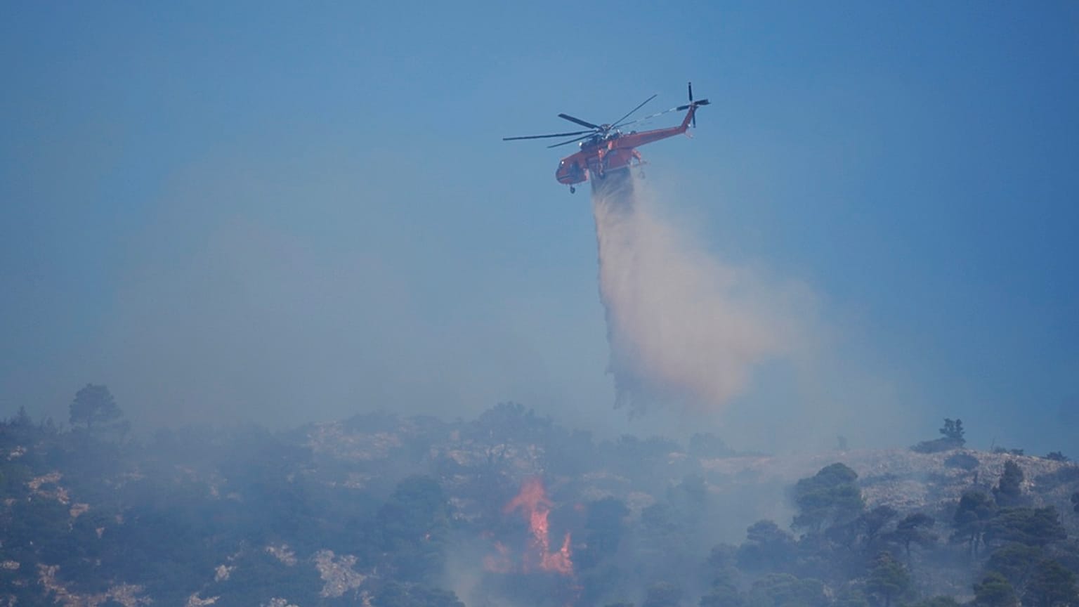 Un Canadair lutte contre un feu de forêt, en Grèce, le 24 août 2023.