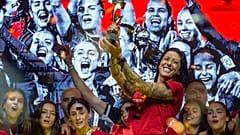 Jennifer Hermoso, da Espanha, segura o troféu enquanto celebra no palco a vitória no Campeonato do Mundo de Futebol Feminino em Madrid, Espanha.