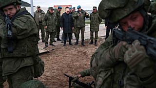 Vlagyimir Putyin orosz elnök (középen) a rjazanyi kiképzőtáborban - képünk illusztráció