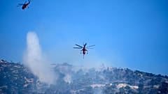 Πυροσβεστικά ελικόπτερα στη φωτιά της Πάρνηθας