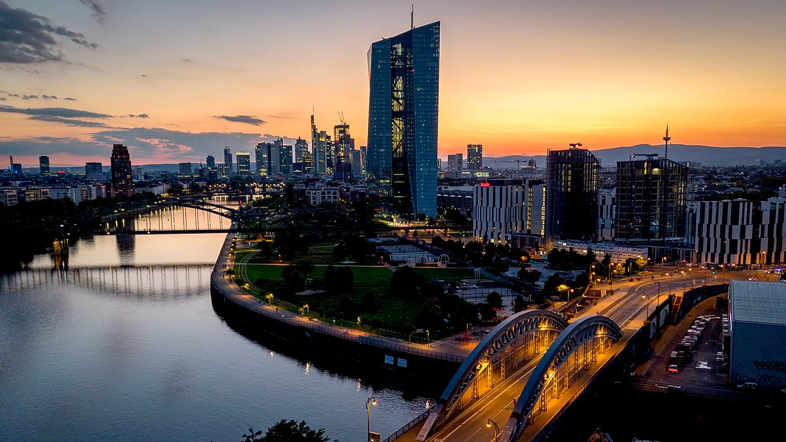 Die Europäische Zentralbank neben dem Main in Frankfurt, Deutschland.
