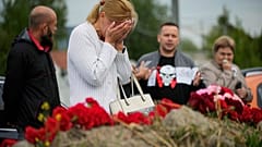 Eine Frau an einer informellen Gedenkstätte neben dem ehemaligen "PMC-Wagner-Zentrum" in St. Petersburg