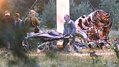 Люди выносят мешок с телом из-под обломков разбившегося самолета в районе деревни Куженкино (Россия). Предполагается, что на борту самолета находился начальник Вагнера Евгений Пригожин.