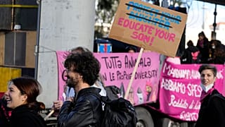 Menschen marschieren während einer Demonstration gegen Gewalt an Frauen in Rom, Samstag, 27\. November 2021.