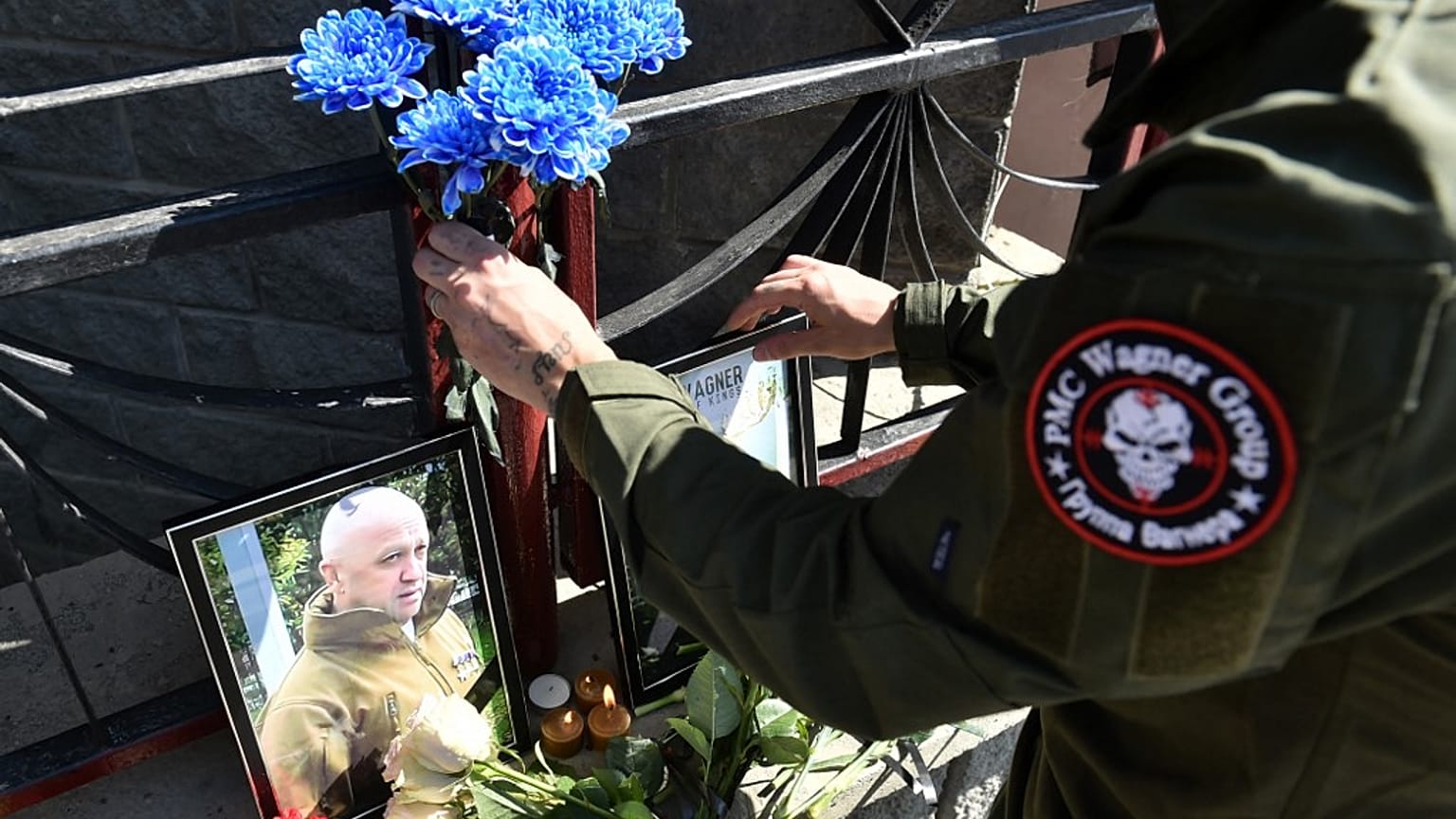 Un membre du groupe Wagner se recueille devant un des bureaux du groupe Wagner à Novosibirsk (Russie). 