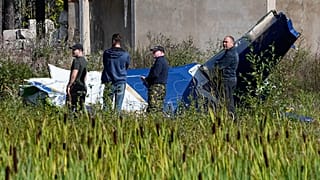 Российские военные на месте падения одного из обломков рухнувшего самолёта, Куженкино, Тверская область, 24 августа 2023 года.