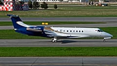 ARQUIVO: Esta fotografia fornecida por Luba Ostrovskaya mostra um jato privado com o número de cauda RA-02795 num aeroporto em São Petersburgo, Rússia, a 9 de maio de 2023\. 