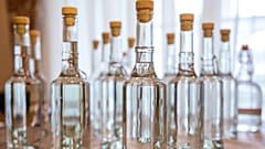 Pálinkásüvegek a 2022-es Gyulai Pálinkafesztiválon