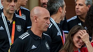 Luis Rubiales (középen) a spanyol női labdarúgó-válogatott tagjaival és stábjával a madridi La Moncloa Palace-ban, 2023. augusztus 22-én.