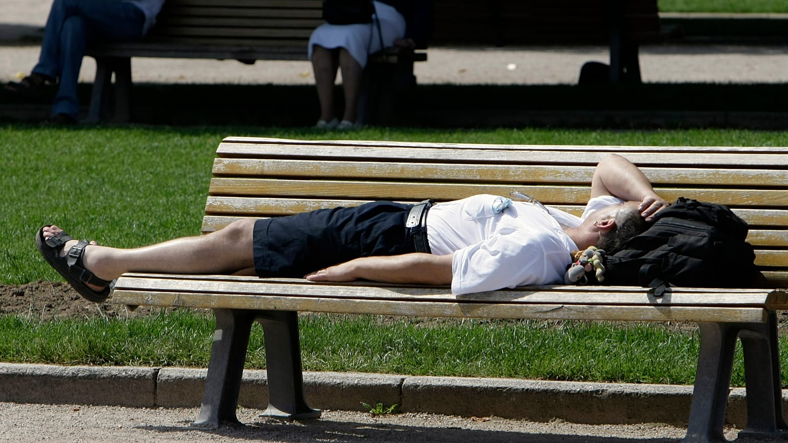 Un homme se repose au soleil alors que les températures avoisinent les 30°C en Allemagne, 2008
