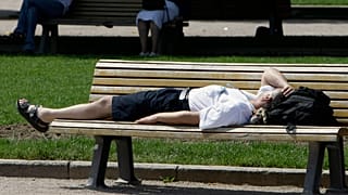 Un homme se repose au soleil alors que les températures avoisinent les 30°C en Allemagne, 2008