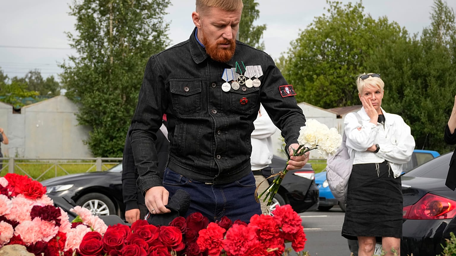 Gyászolók virágokat visznek Tver mellé, ahol az orosz légvédelem lelőtte Jevgenyij Prigozsin gépét
