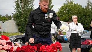 Gyászolók virágokat visznek Tver mellé, ahol az orosz légvédelem lelőtte Jevgenyij Prigozsin gépét