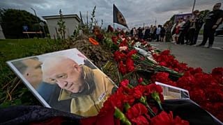 Цветы у импровизированного мемориала Пригожину
