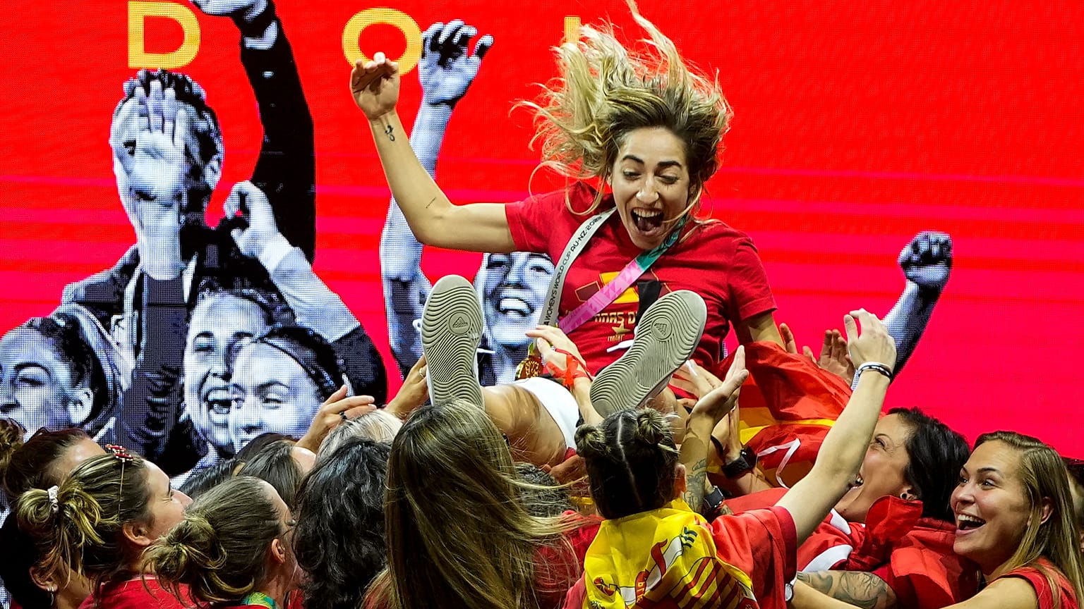 لاعبات منتخب إسبانيا لكرة القدم للسيدات يحتفلن بفوزهن بكأس العالم 2023 في مدريد. 2023/08/21